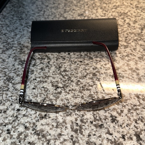 Burberry sunglasses - Picture 4 of 4